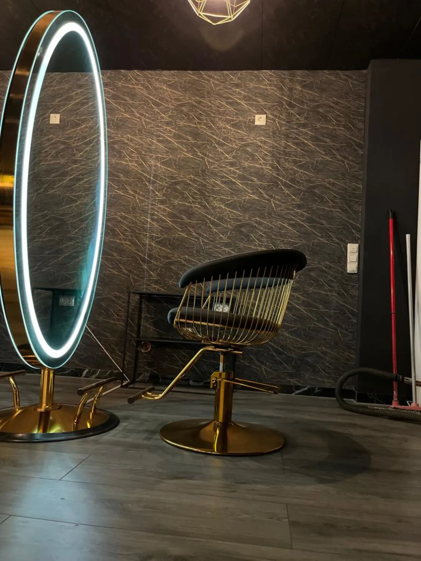 Beleuchteter Stylingplatz bei Gold Cut