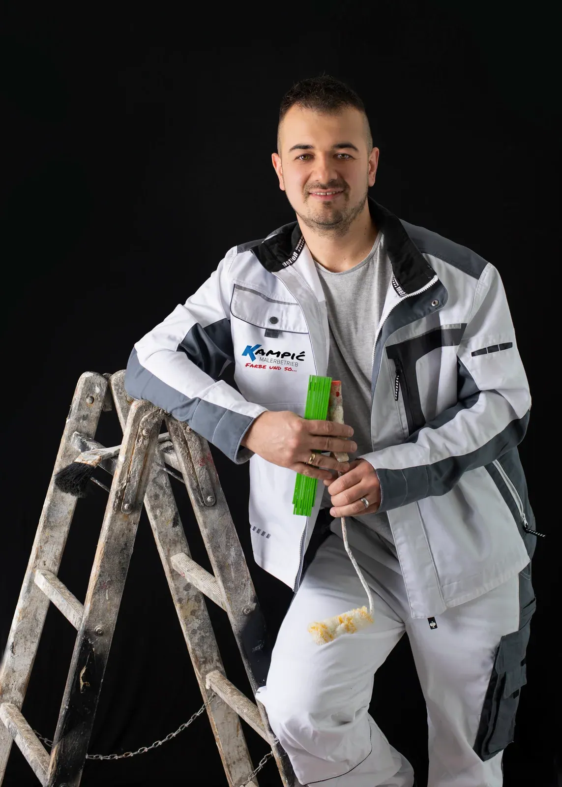 Dejan Kampić, Inhaber des Malerbetriebs, mit Malerleiter