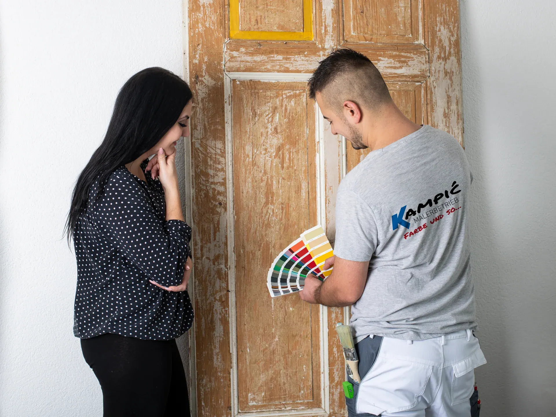 Dejan Kampić und seine Frau wählen gemeinsam Farben mit dem Farbfächer aus