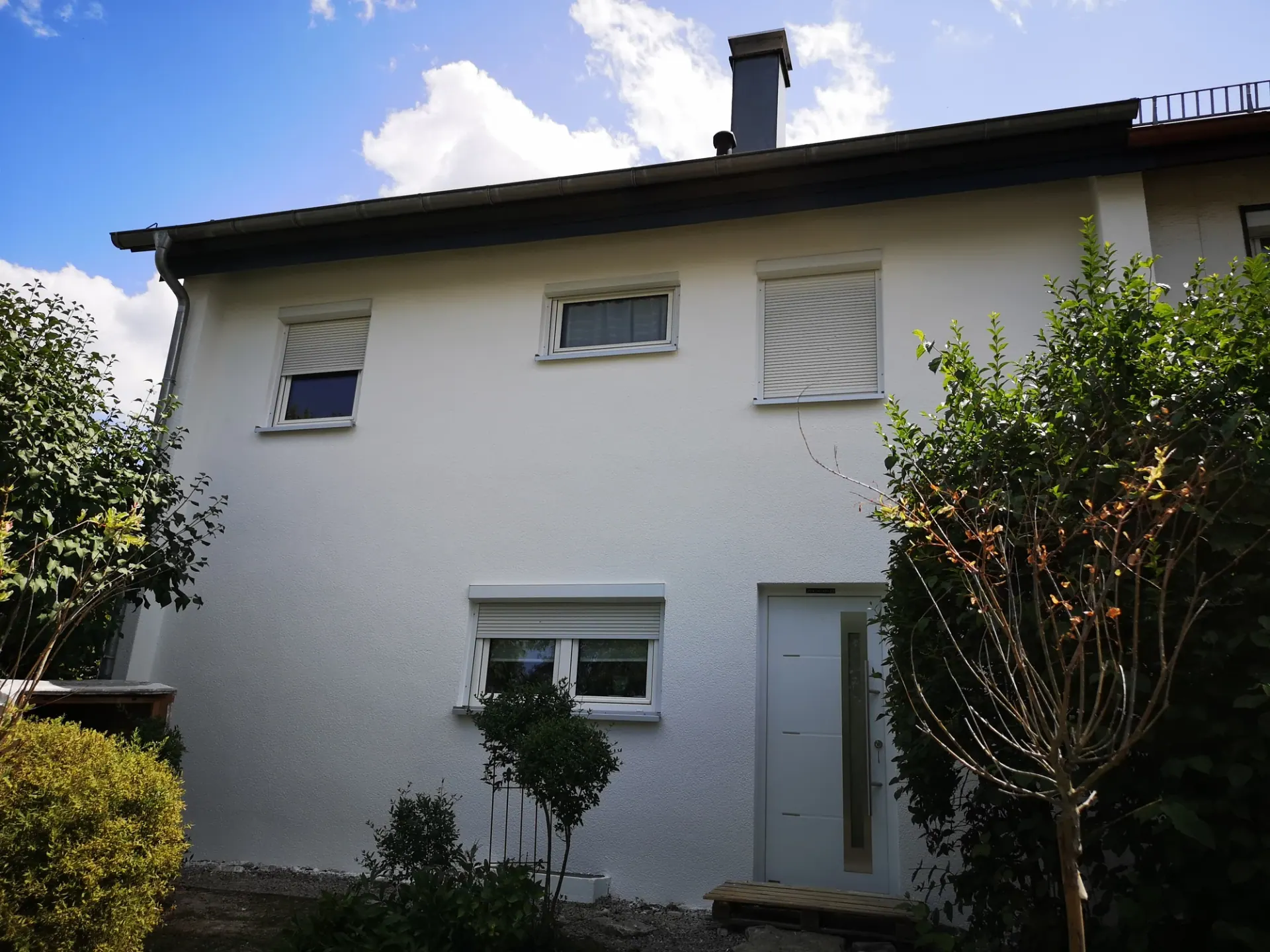 Gartenseite desselben Hauses mit neuer hellgrauer Fassade